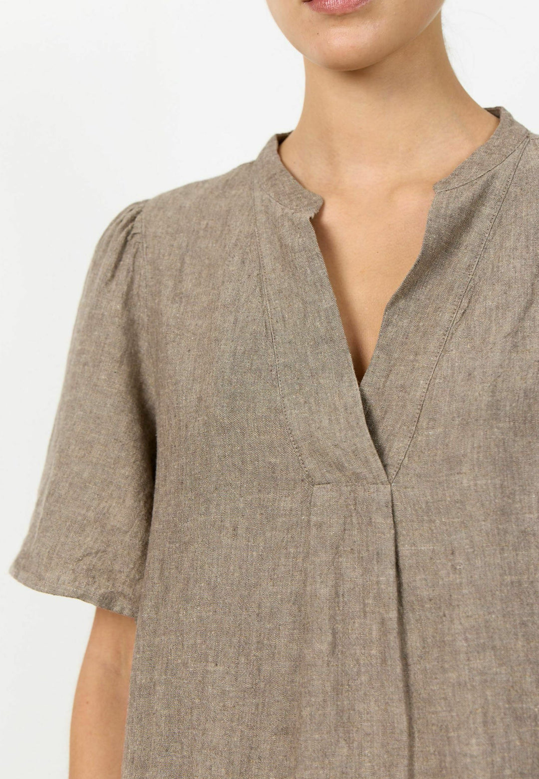 Leveté Room Naja 32 bluse - falcon – let bluse med V-hals, korte ærmer og løs pasform.