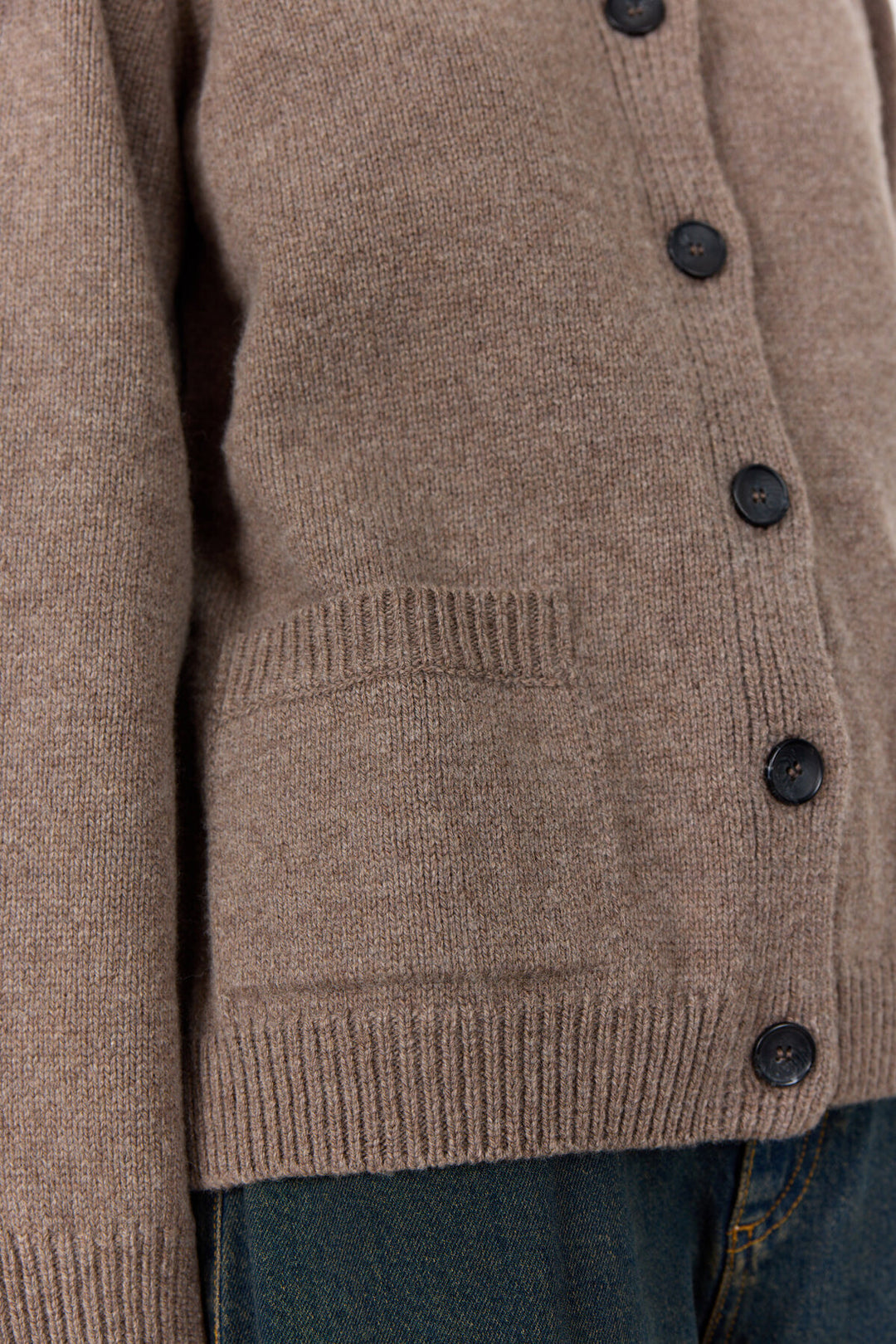 Levete Room LR-Perle 9 Cardigan i Walnut, strikket i merinould og cashmere med rund hals og knaplukning.