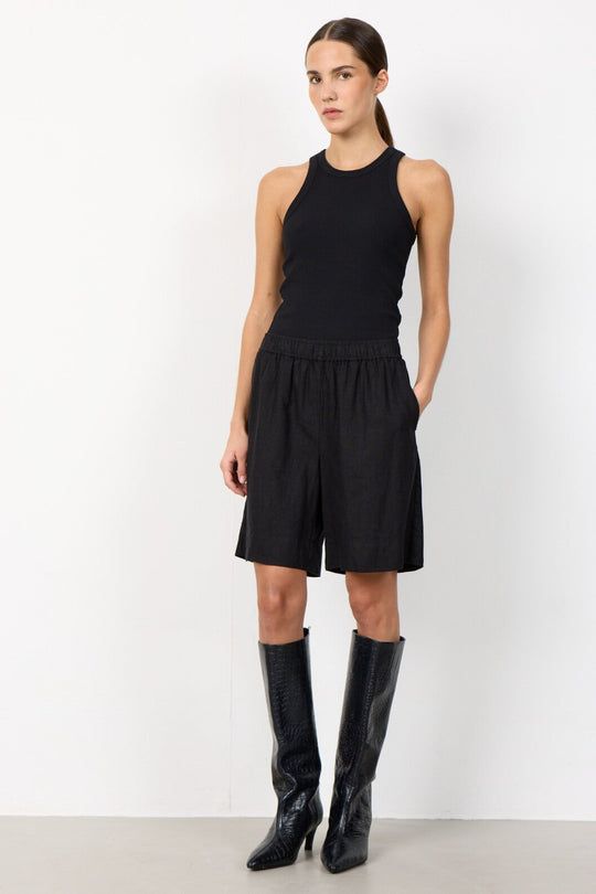 Leveté Room Naja 29 shorts i sort med elastisk talje.