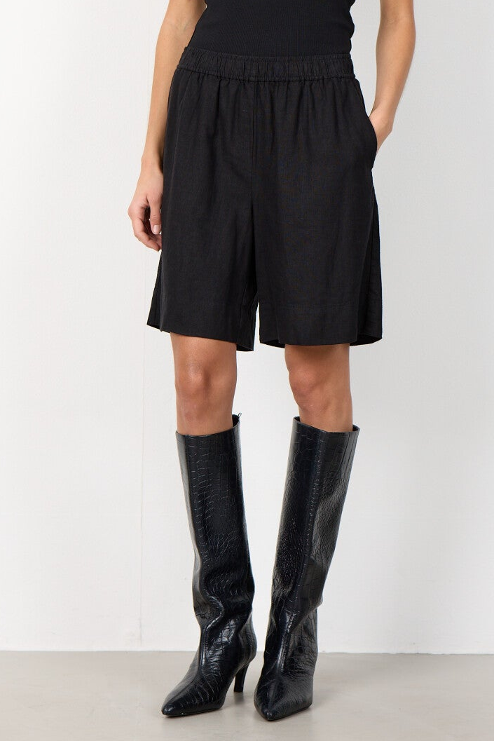 Leveté Room Naja 29 shorts i sort med elastisk talje.