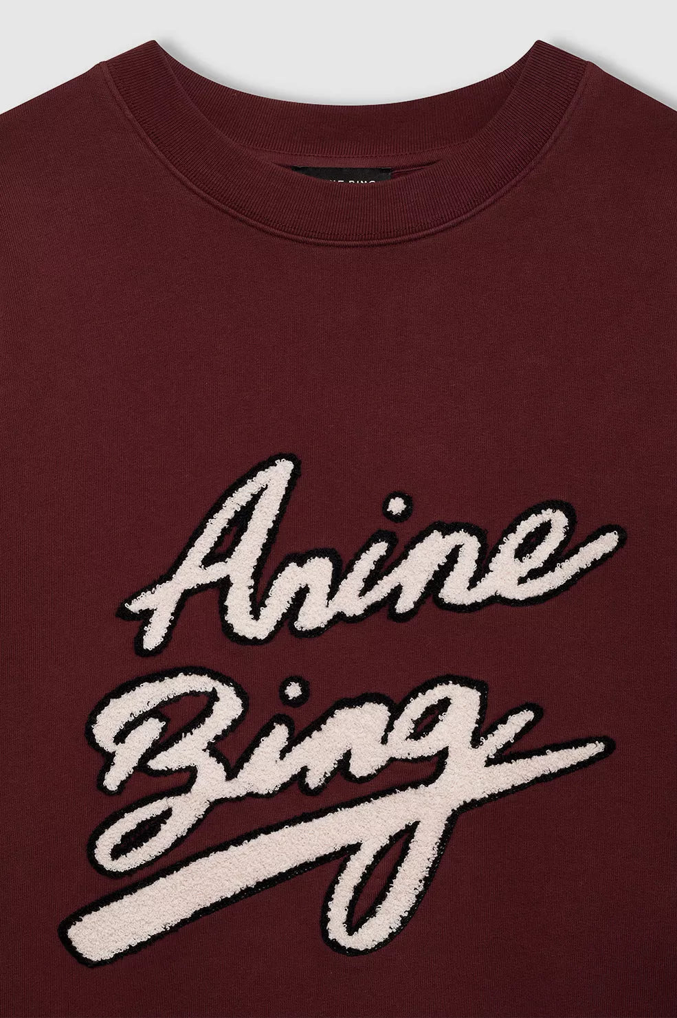 Anine Bing Miles Chenille Signature Sweatshirt i cabernet – oversized crewneck i bomuldsfleece med chenille-logo.
