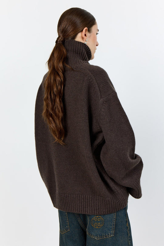 LR-PERLE 3 Pullover Mørk Brun – ribbet rullekrave, lange ærmer og blød merinould/kashmirblanding til hverdags- og kontorbrug.
