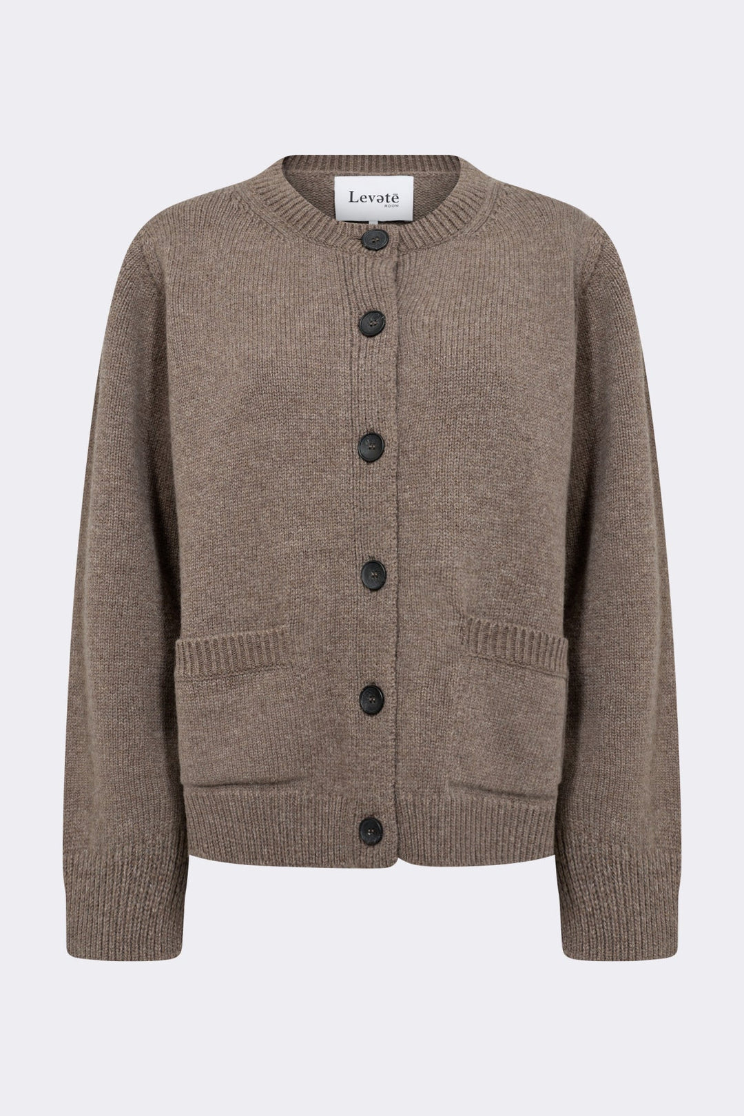 Levete Room LR-Perle 9 Cardigan i Walnut, strikket i merinould og cashmere med rund hals og knaplukning.