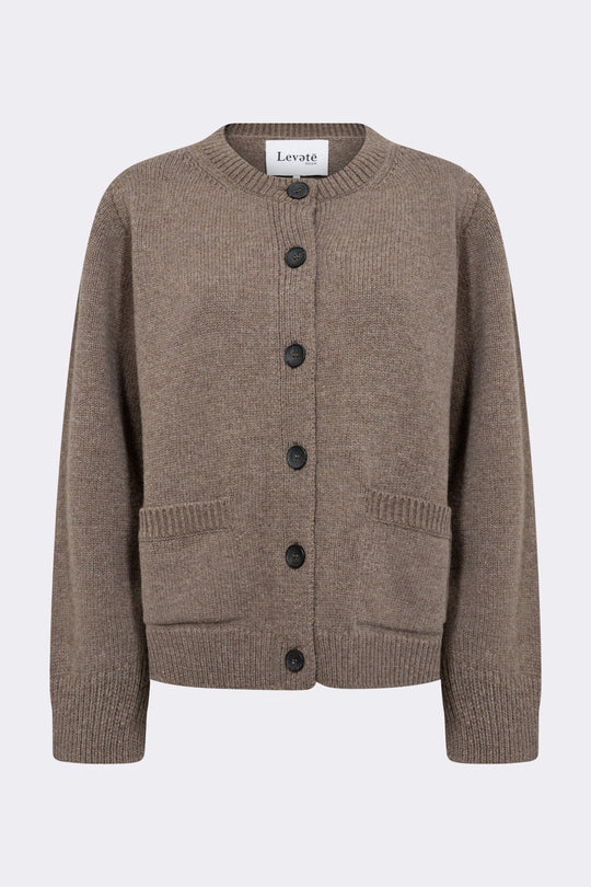Levete Room LR-Perle 9 Cardigan i Walnut, strikket i merinould og cashmere med rund hals og knaplukning.
