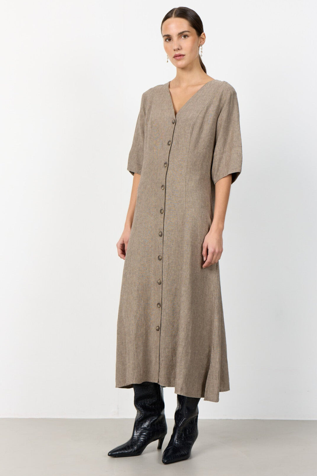 Leveté Room Naja 52 kjole i hør og viskose. Let sommerkjole med V-hals.