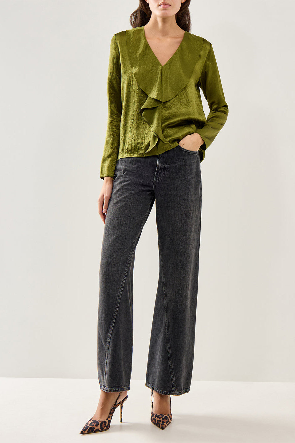 Selected Femme Selene LS V-Neck Top EX i avocado – langærmet top med V-udskæring, flæsedetaljer foran og regular fit i let strikket kvalitet.
