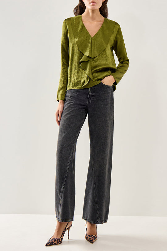 Selected Femme Selene LS V-Neck Top EX i avocado – langærmet top med V-udskæring, flæsedetaljer foran og regular fit i let strikket kvalitet.
