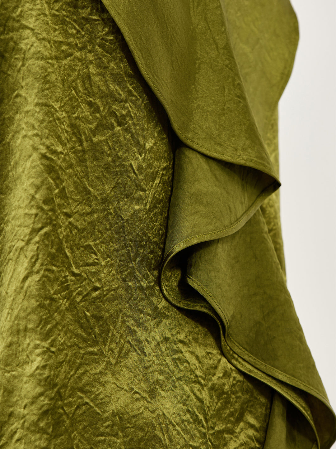 Selected Femme Selene LS V-Neck Top EX i avocado – langærmet top med V-udskæring, flæsedetaljer foran og regular fit i let strikket kvalitet.
