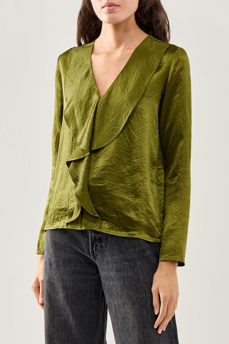 Selected Femme Selene LS V-Neck Top EX i avocado – langærmet top med V-udskæring, flæsedetaljer foran og regular fit i let strikket kvalitet.
