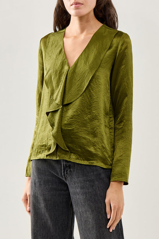 Selected Femme Selene LS V-Neck Top EX i avocado – langærmet top med V-udskæring, flæsedetaljer foran og regular fit i let strikket kvalitet.
