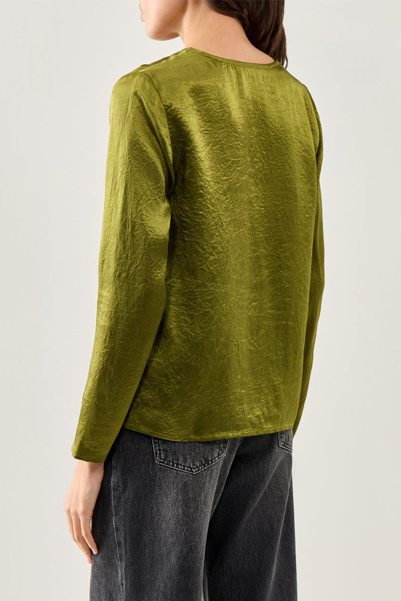 Selected Femme Selene LS V-Neck Top EX i avocado – langærmet top med V-udskæring, flæsedetaljer foran og regular fit i let strikket kvalitet.
