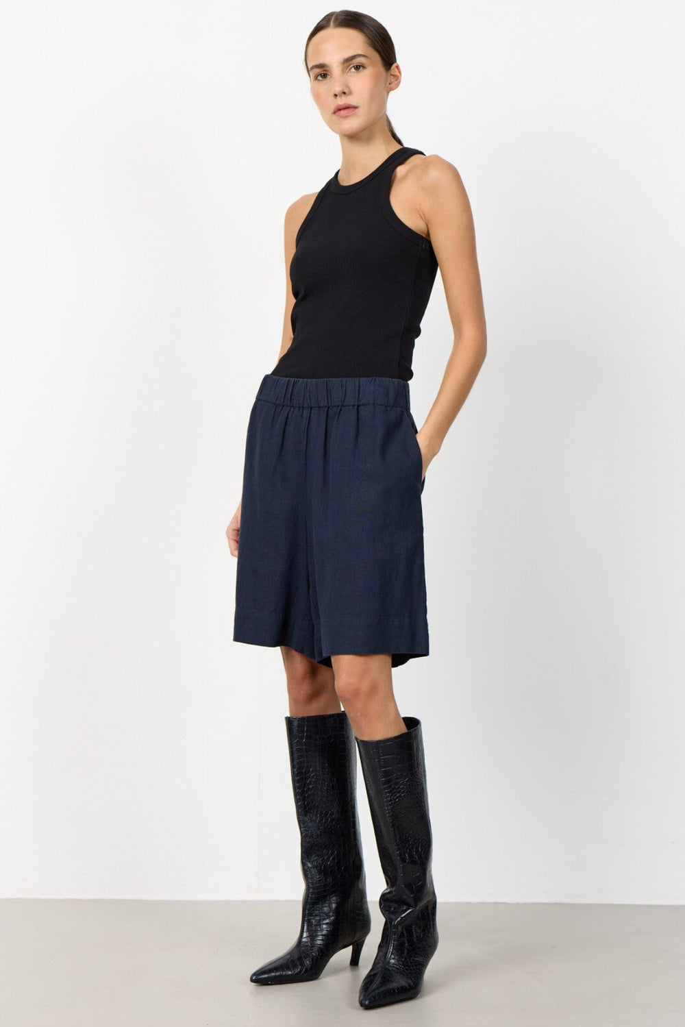 Leveté Room Naja 29 shorts i dark navy med elastisk talje.