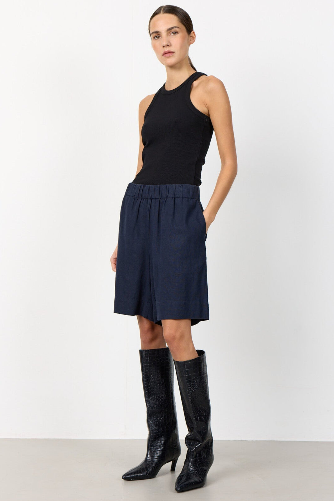 Leveté Room Naja 29 shorts i dark navy med elastisk talje.