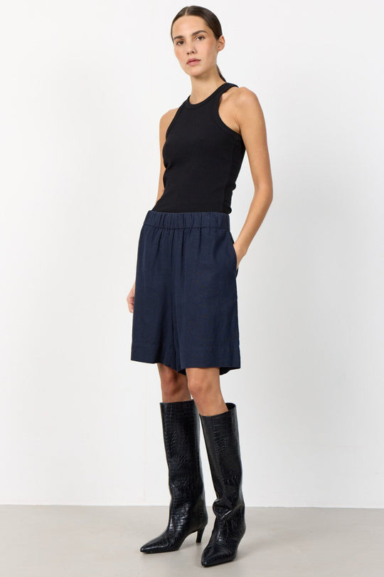 Leveté Room Naja 29 shorts i dark navy med elastisk talje.