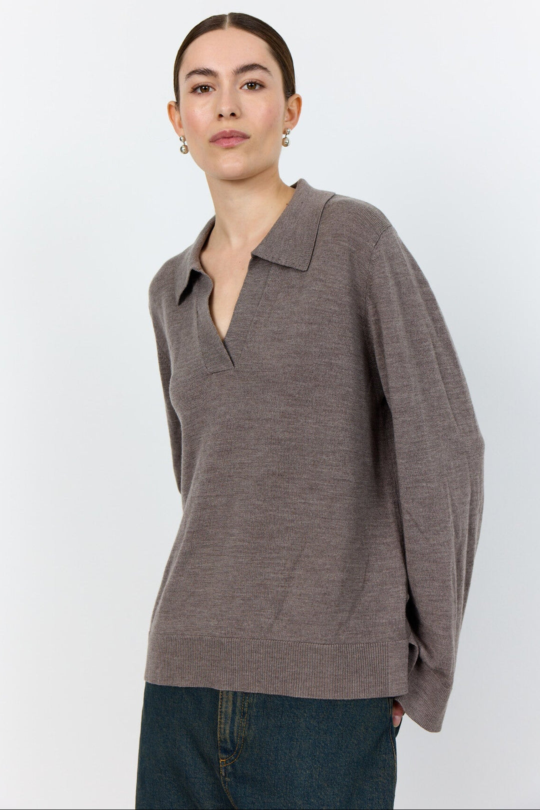 Levete Room LR-Ismaila 9 Pullover i merinould med klassisk krave, V-hals og ribbede manchetter.

