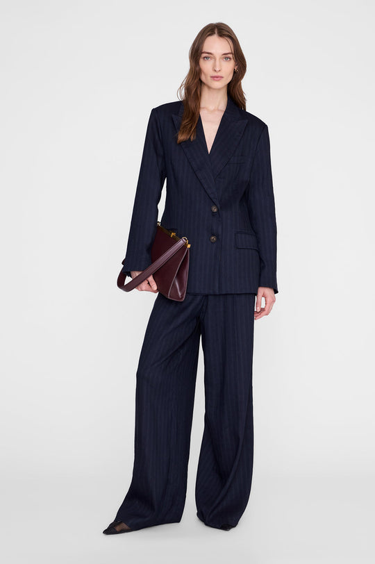 Anine Bing Aretha Blazer i navy pinstripe med klassiske nålestriber.