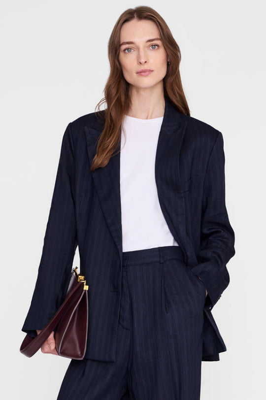 Anine Bing Aretha Blazer i navy pinstripe med klassiske nålestriber.