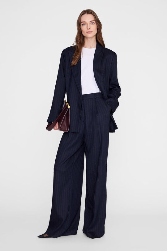 Anine Bing Aretha Blazer i navy pinstripe med klassiske nålestriber.