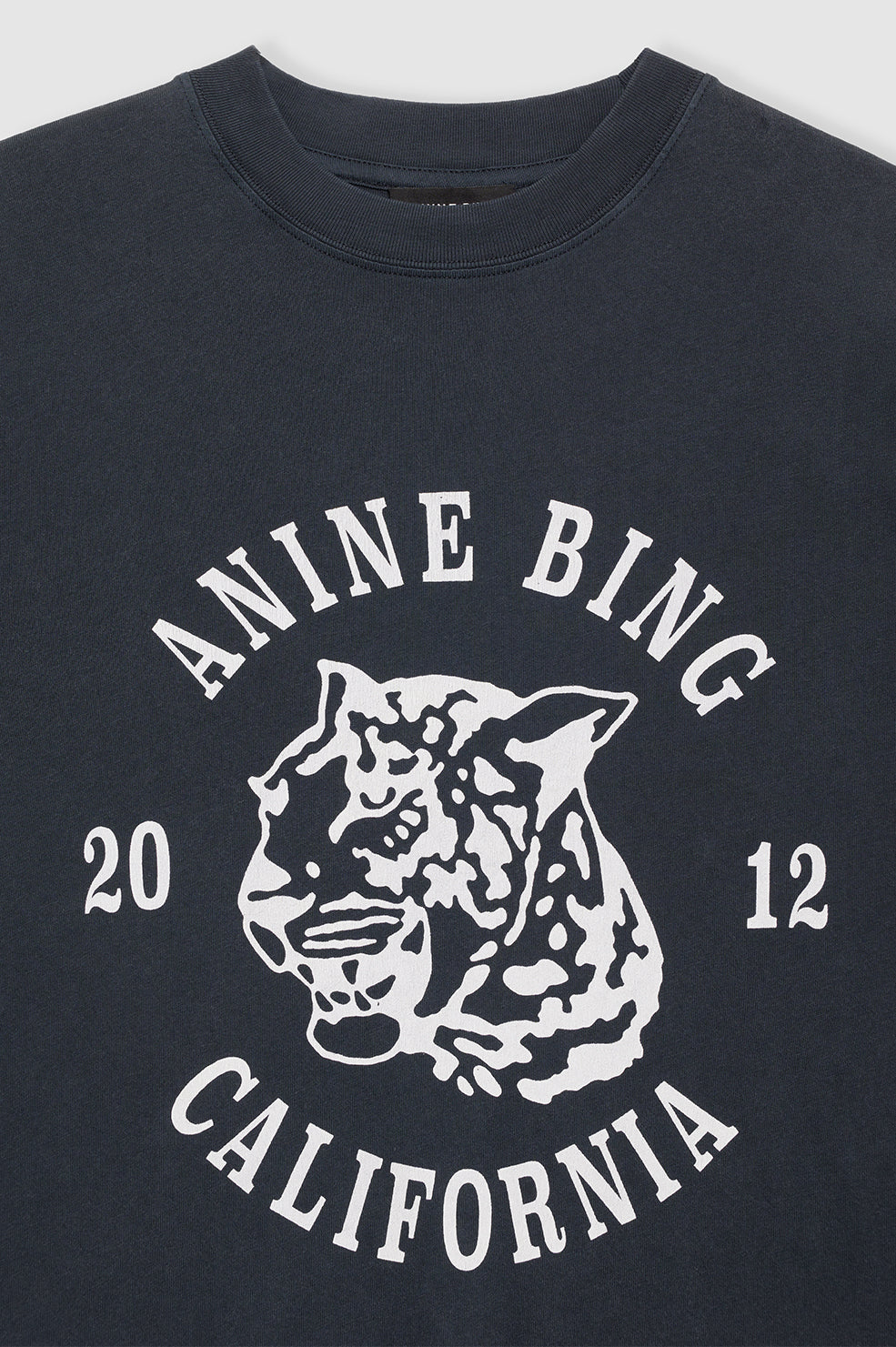 Anine Bing Avi Tee Collegiate Leopard – oversized T-shirt i 100% bomuld med vintage washed charcoal-look.