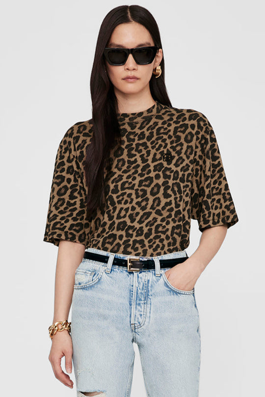 Anine Bing Avi Tee – oversized T-shirt i let 100% bomuld med leopardprint i sort og brun. Boxy pasform med forlænget længde for et moderne look.