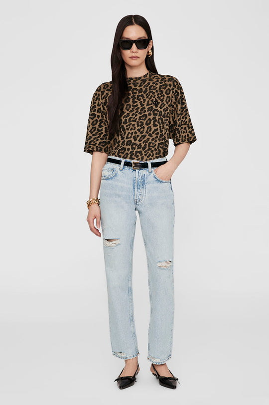 Anine Bing Avi Tee – oversized T-shirt i let 100% bomuld med leopardprint i sort og brun. Boxy pasform med forlænget længde for et moderne look.
