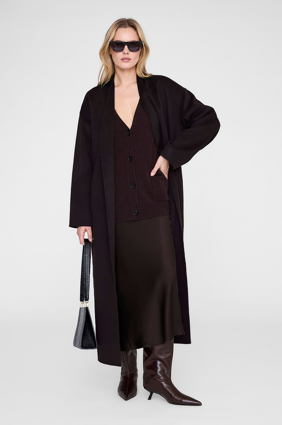 Anine Bing Bar Silk Skirt – luksuriøs midi-nederdel i 100% silke, højtaljet og skåret på skrå.