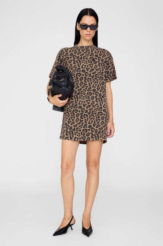 Anine Bing Beth Mini Dress i Black & Brown Leopard – T-shirt-kjole i 100% bomuld med leopardprint, rund hals og løs pasform.
