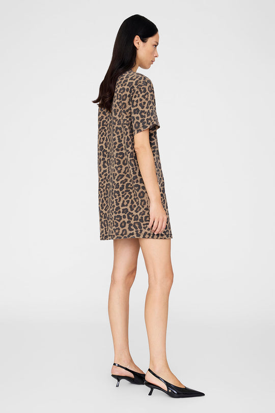 Anine Bing Beth Mini Dress i Black & Brown Leopard – T-shirt-kjole i 100% bomuld med leopardprint, rund hals og løs pasform.

