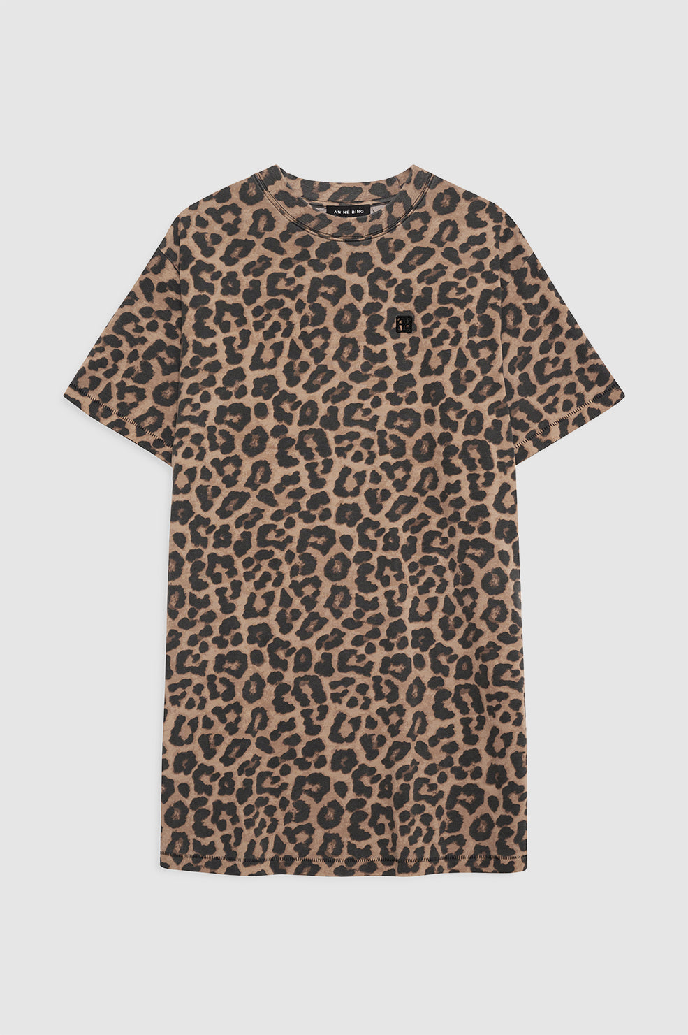 Anine Bing Beth Mini Dress i Black & Brown Leopard – T-shirt-kjole i 100% bomuld med leopardprint, rund hals og løs pasform.
