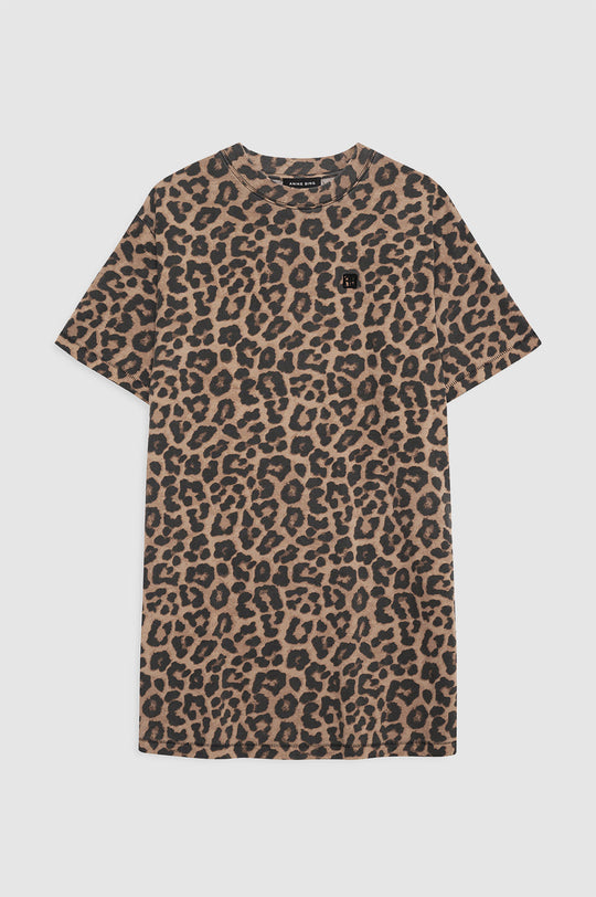 Anine Bing Beth Mini Dress i Black & Brown Leopard – T-shirt-kjole i 100% bomuld med leopardprint, rund hals og løs pasform.
