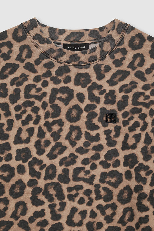 Anine Bing Beth Mini Dress i Black & Brown Leopard – T-shirt-kjole i 100% bomuld med leopardprint, rund hals og løs pasform.
