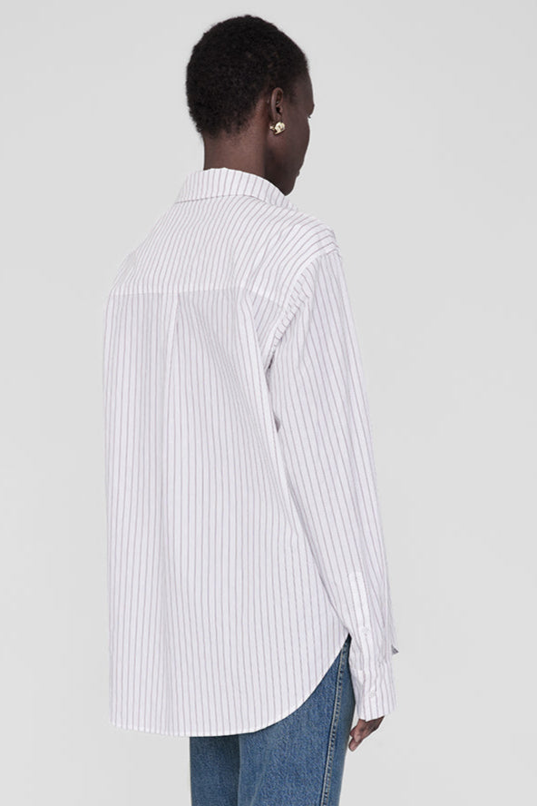 Anine Bing Braxton Shirt i hvid og bordeaux. Oversized skjorte med pinstripes, jacquard monogram og dobbeltknap-detaljer. Komfort og stil i ét.