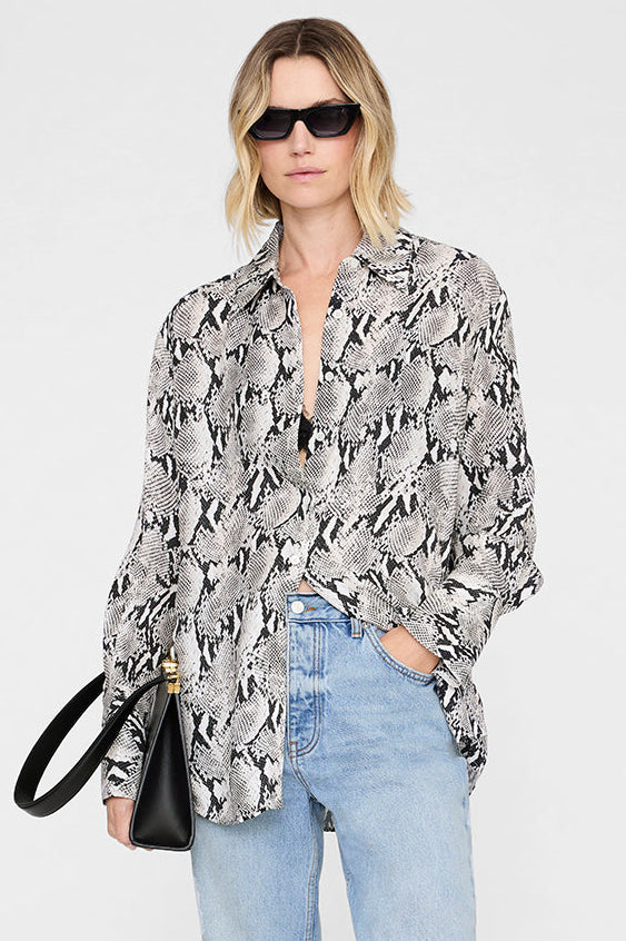 Anine Bing Bridget Shirt i python – oversized skjorte i viscose-silke med leopardprint, stofbetrukne knapper og brede manchetter.
