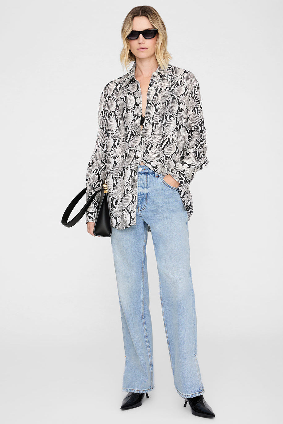 Anine Bing Bridget Shirt i python – oversized skjorte i viscose-silke med leopardprint, stofbetrukne knapper og brede manchetter.
