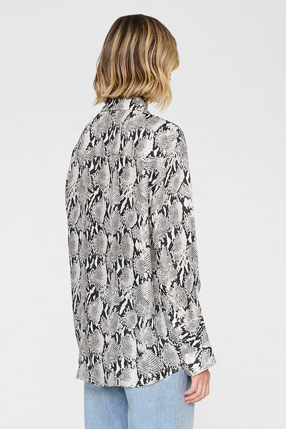 Anine Bing Bridget Shirt i python – oversized skjorte i viscose-silke med leopardprint, stofbetrukne knapper og brede manchetter.
