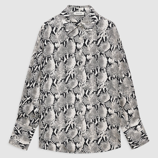Anine Bing Bridget Shirt i python – oversized skjorte i viscose-silke med leopardprint, stofbetrukne knapper og brede manchetter.
