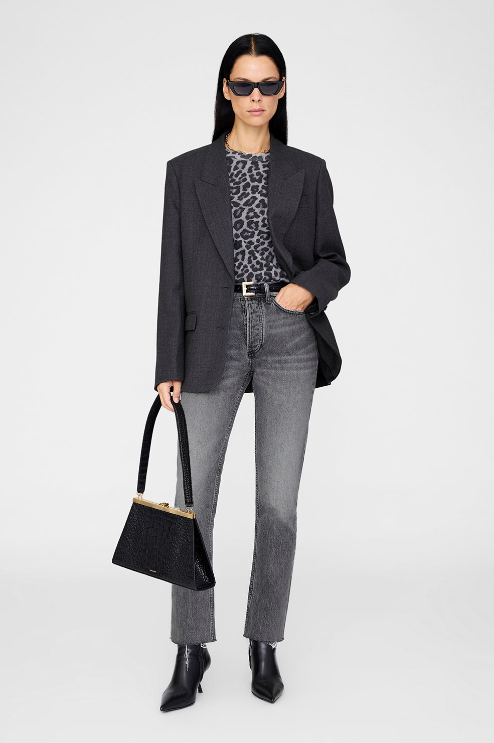 Anine Bing Cohen Tee i grey leopard, lavet af 100% økologisk bomuldsjersey med en afslappet, boxy pasform.

