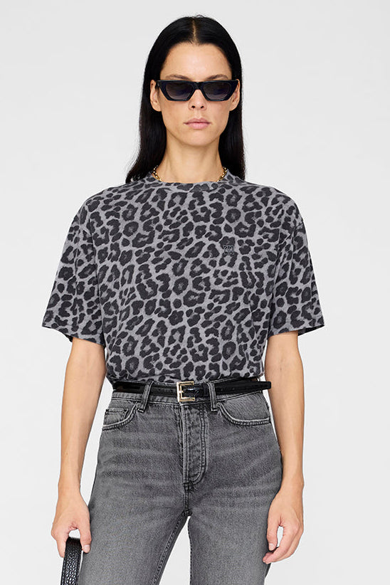 Anine Bing Cohen Tee i grey leopard, lavet af 100% økologisk bomuldsjersey med en afslappet, boxy pasform.

