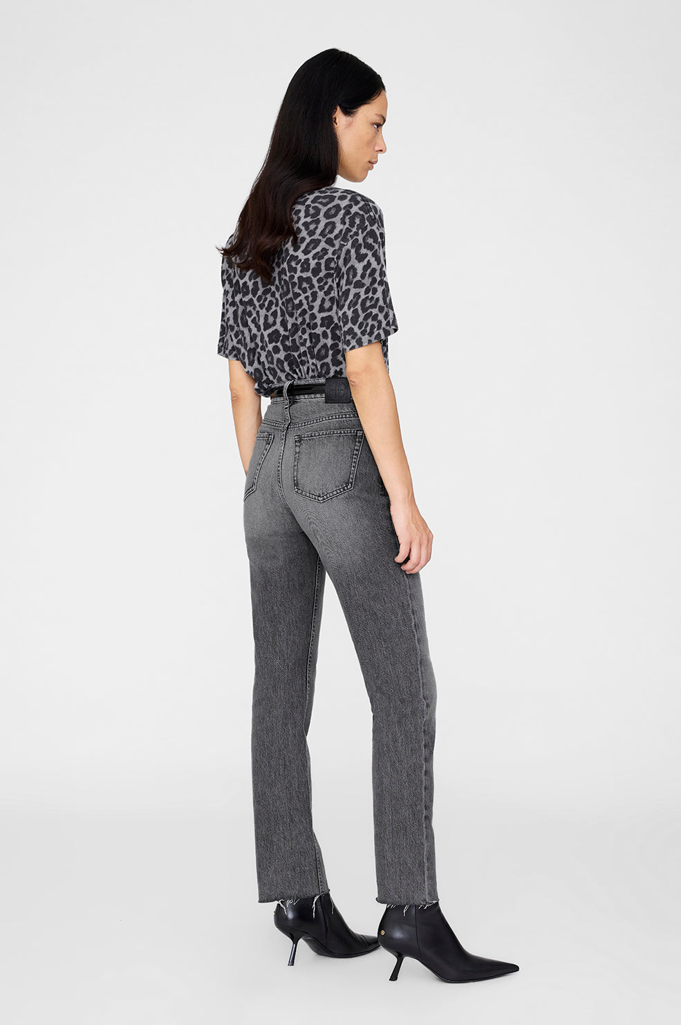 Anine Bing Cohen Tee i grey leopard, lavet af 100% økologisk bomuldsjersey med en afslappet, boxy pasform.

