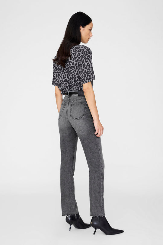 Anine Bing Cohen Tee i grey leopard, lavet af 100% økologisk bomuldsjersey med en afslappet, boxy pasform.

