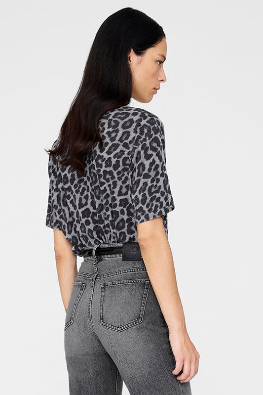 Anine Bing Cohen Tee i grey leopard, lavet af 100% økologisk bomuldsjersey med en afslappet, boxy pasform.

