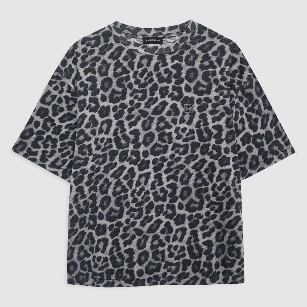 Anine Bing Cohen Tee i grey leopard, lavet af 100% økologisk bomuldsjersey med en afslappet, boxy pasform.

