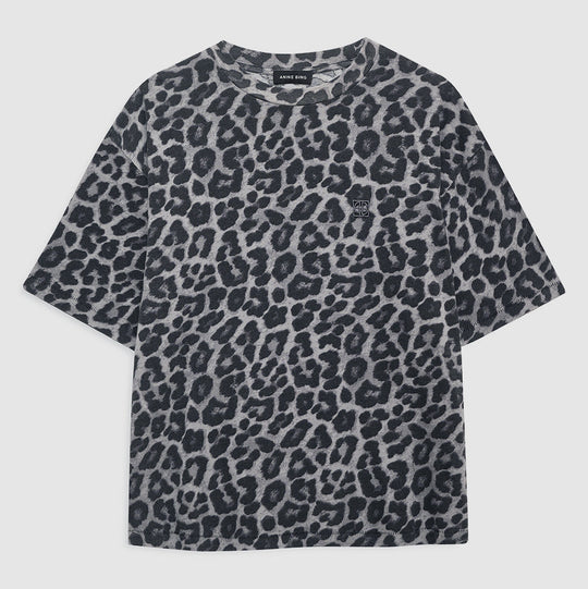 Anine Bing Cohen Tee i grey leopard, lavet af 100% økologisk bomuldsjersey med en afslappet, boxy pasform.


