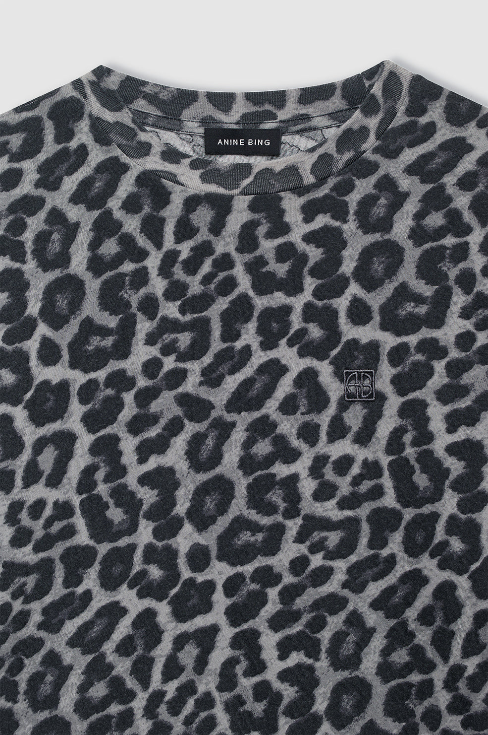 Anine Bing Cohen Tee i grey leopard, lavet af 100% økologisk bomuldsjersey med en afslappet, boxy pasform.


