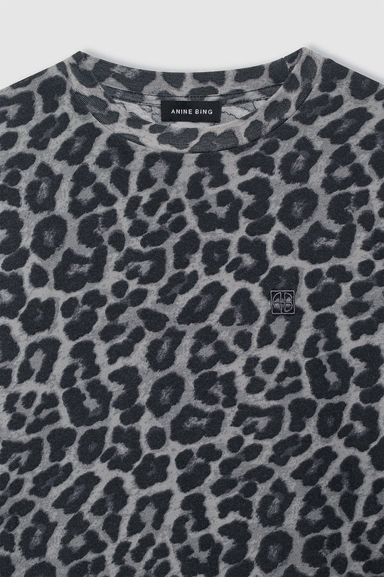 Anine Bing Cohen Tee i grey leopard, lavet af 100% økologisk bomuldsjersey med en afslappet, boxy pasform.

