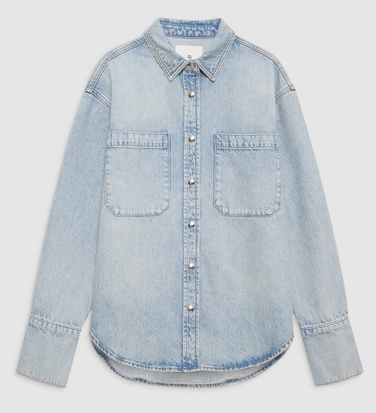 Anine Bing Dante Shirt – oversized denimskjorte i 100% regenerativ bomuld med bleached blue-vask, slidte detaljer og signatur snap-knapper. 