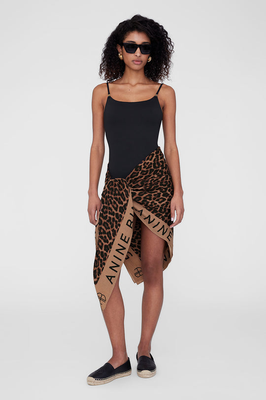Anine Bing Eliza Sarong i tan og brown leopard i let bomuldsgaze.