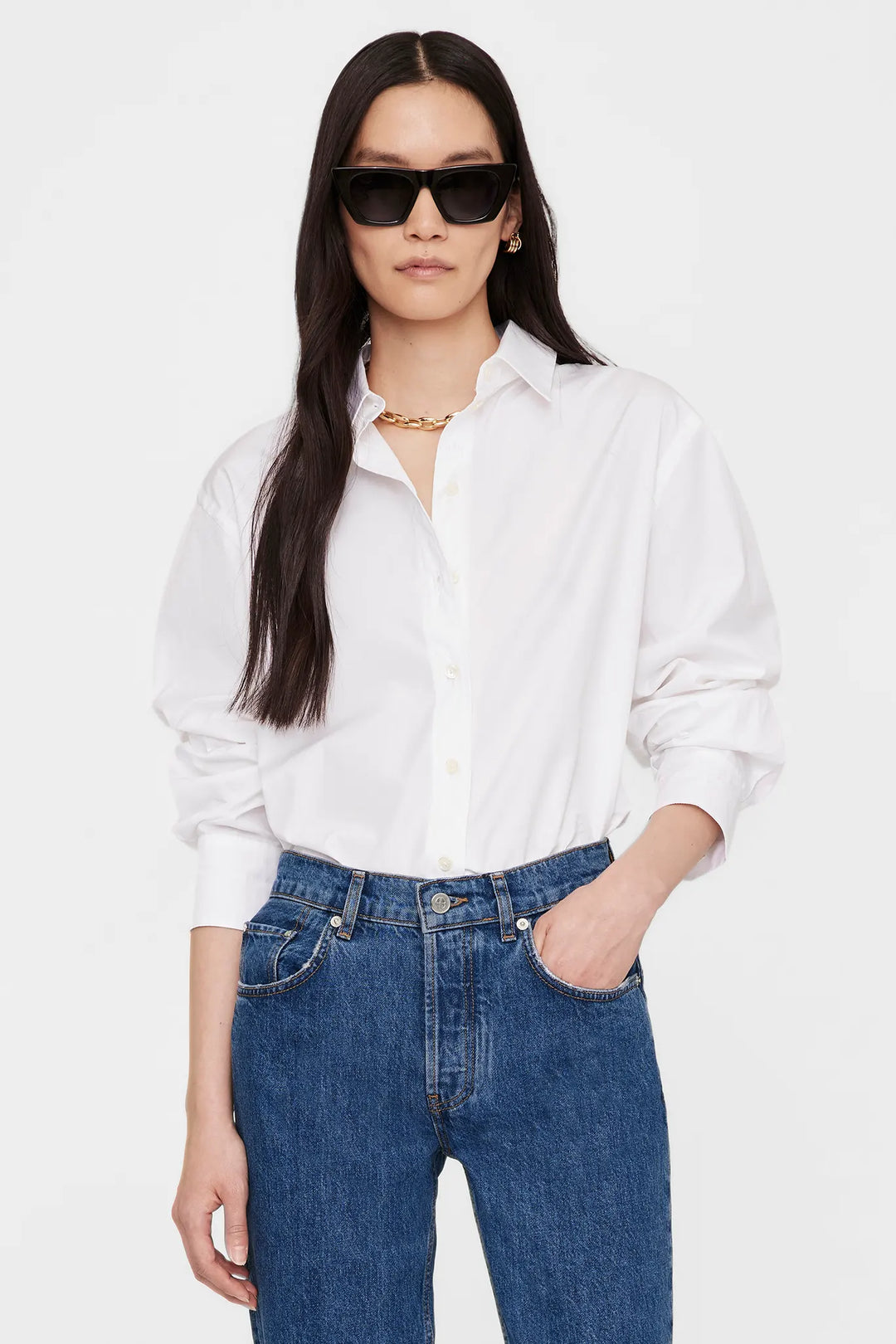 Anine Bing Essie Shirt – hvid tailored skjorte i 100% bomuldspoplin med perlemorsknapper og luksuriøse detaljer. Tidløs og elegant.