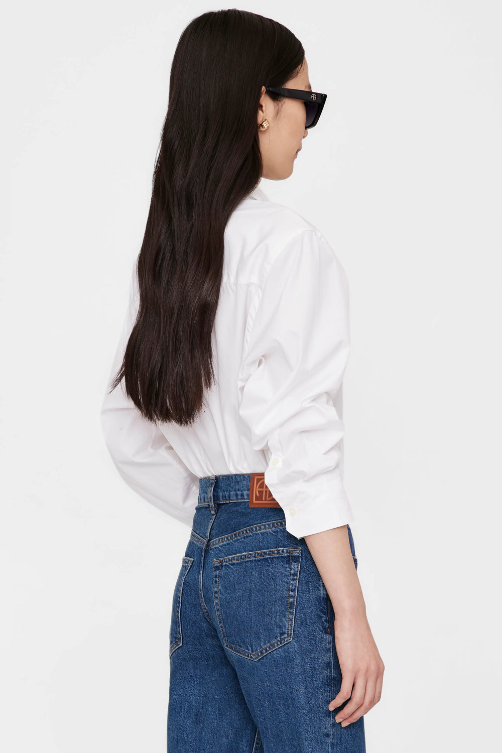 Anine Bing Essie Shirt – hvid tailored skjorte i 100% bomuldspoplin med perlemorsknapper og luksuriøse detaljer. Tidløs og elegant.