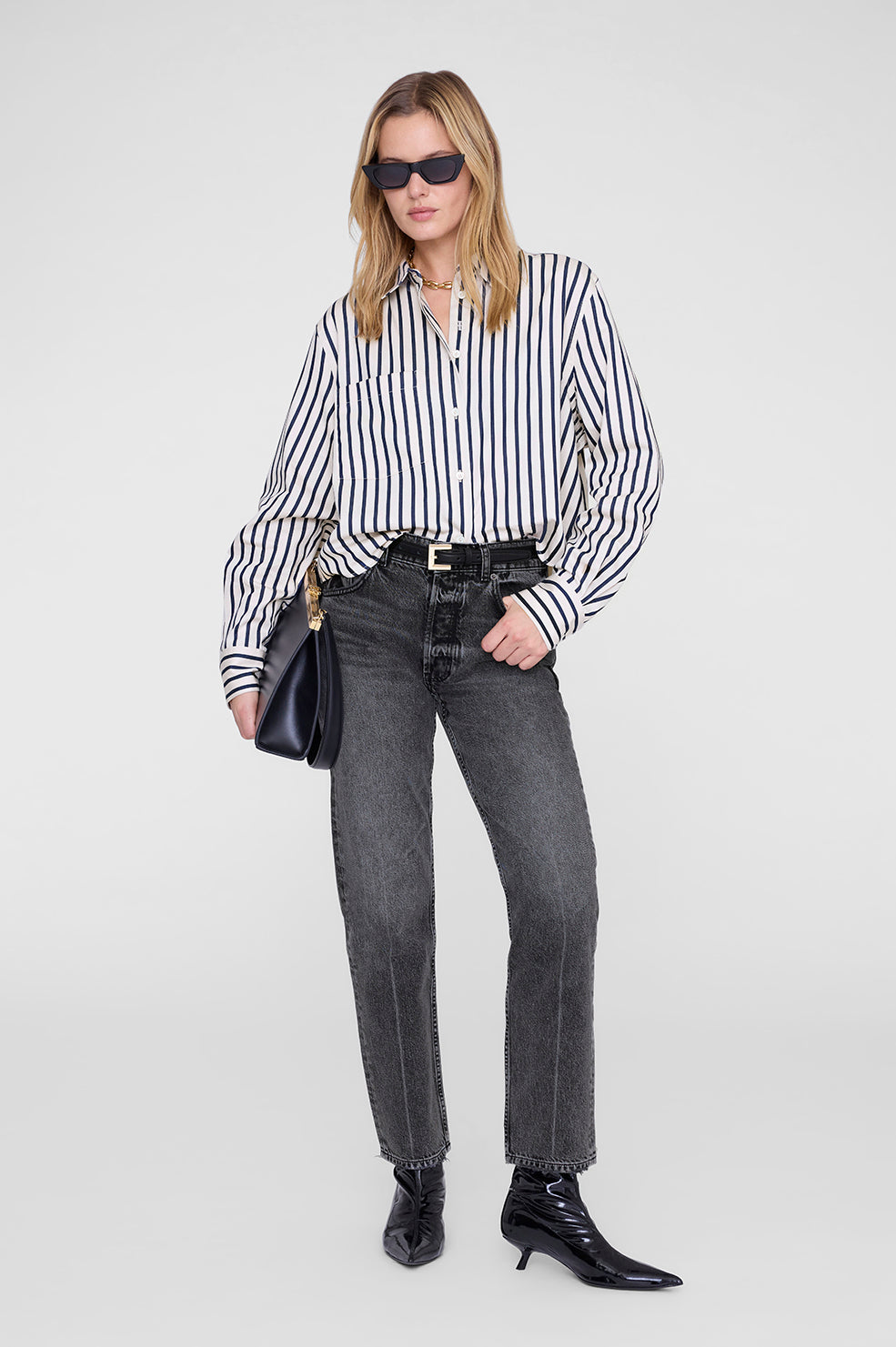 Anine Bing Essie Cropped Shirt i Maritime Stripe – cropped bomuldsskjorte med navy og tan striber, boxy pasform og klassiske knapper.
